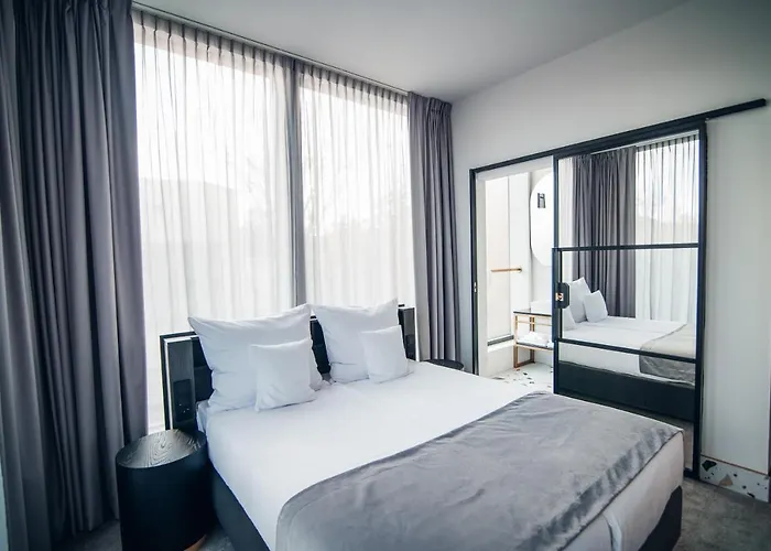 Отель Liberte 33 4*