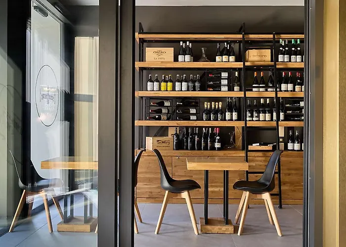 Liberte 33 Отель Познань